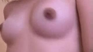 Ella se chupa una polla para complacerse