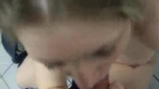 Esta amateur se quiere calentar en el bano