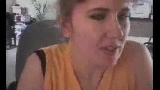 Una amateur curiosa en frente de la webcam