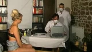 Analizando el cono de una puta rubia Analizando el cono de una puta rubia