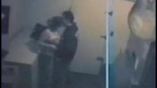 Un joven se folla a una madura en una mesa Un joven se folla a una madura en una mesa