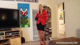 Una rubia muy sexy que quiere hacerle la paja