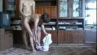 Esta milf sexy será penetrada por un vecino