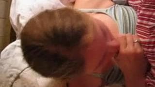 Esta jovencita adora chupar esta polla dura