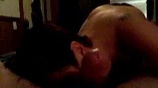 Esta morena sexy se aprovecha de su novio