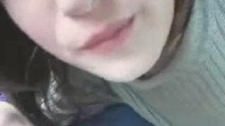 Una jovencita juega con el pene de su amigo