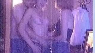 Dos rubias y un hombre delante de la cámara!