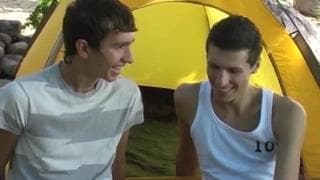 Estos dos chicos se divierten en el bosque Estos dos chicos se divierten en el bosque