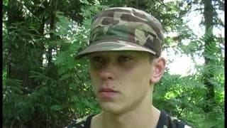 Dos jóvenes militares en una misión ariesgada