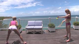 Dos rubias jóvenes y un dildo enorme