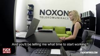 una rubia muy puta follando con su jefe