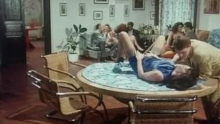 La actriz Moana Pozzi está en esta orgía