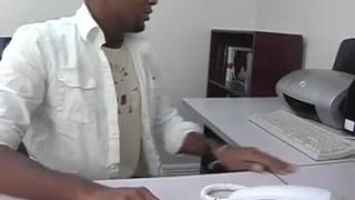 A este negro le encanta penetrar a esta rubia