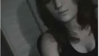 Esta morena hermosa está lista para gozar