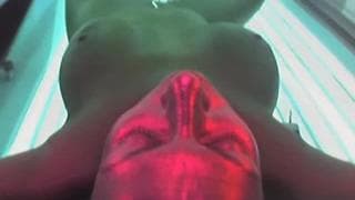 Esta morena quiere ir a bronzearse a la cama