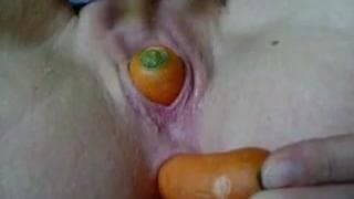 Una fiesta sexual con una zanahoria