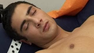 Ondrey se quiere masturbar sentado en el sofá