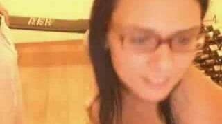 Esta morena muestra en su webcam cómo chupa