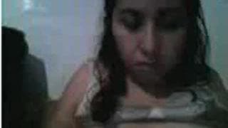 Esta árabe nos quiere mostrar las tetas 