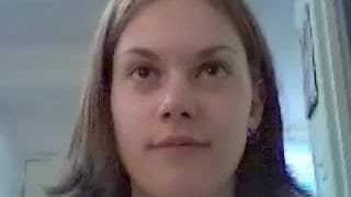 Una puta muy joven en la webcam con un dildo
