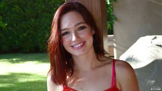 Jodi Taylor dando una buena mamada de pene