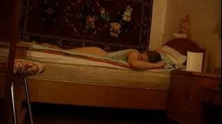 Una chica joven y su amigo maduro en la cama