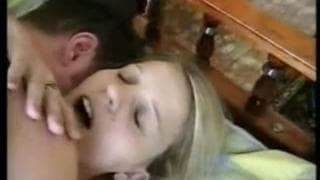 A su noviole encanta besarla y follarla