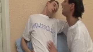 Una escena de sexo anal entre dos jóvenes gay