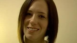 Ivy es una morena que chupa polla de rodillas