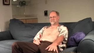 Este señor se hace una paja en el sofá