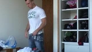 Este tío pasa la tarde haciéndose la paja