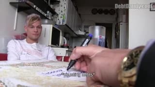 Este joven gay está en un vídeo amateur