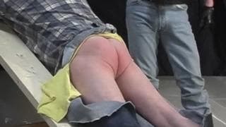 Un hombre dominado por un enmascarado gay