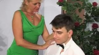 Este hombre complacerá a una Milf cachonda