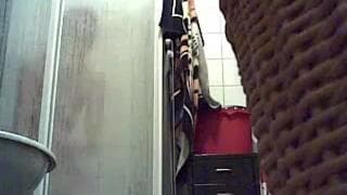 Esta jovencita dulce se masturba en la ducha