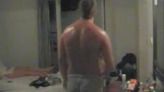 Este hombre musculoso se jala la polla