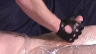 Lo envuelven en plástico totalmente desnudo