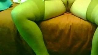 Ella se mete un dildo por el coño con placer