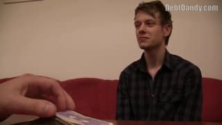 A este chico le gusta el dinero y el sexo