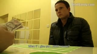 A este jovencito le gusta mucho el dinero