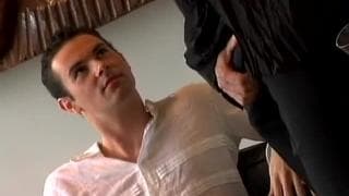 Un striptease durante una orgía gay sabrosa