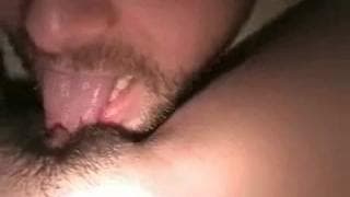 Este tipo quiere mamarle la vagina a su chica