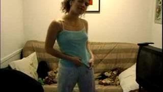 Esta jovencita tiene ganas de masturbarse