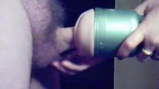 Le hace la paja con un juguete succionador