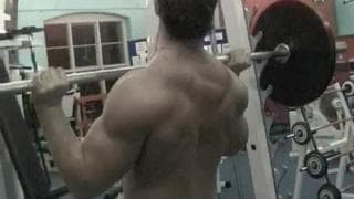 Este gay de gimnasio se masturba en la ducha