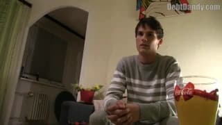 Este twink se deja partir el culo por dinero