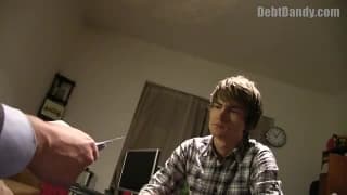 A este twink le encanta tomar por el culo