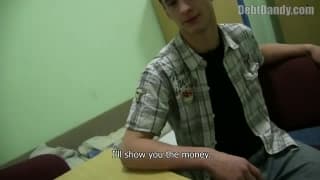 Este twink apenas folla por algo de dinero