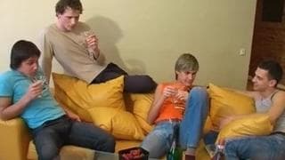 Estos dos chicos ebrios se follarán sin parar