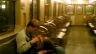 Una pareja follando en un tren vacío